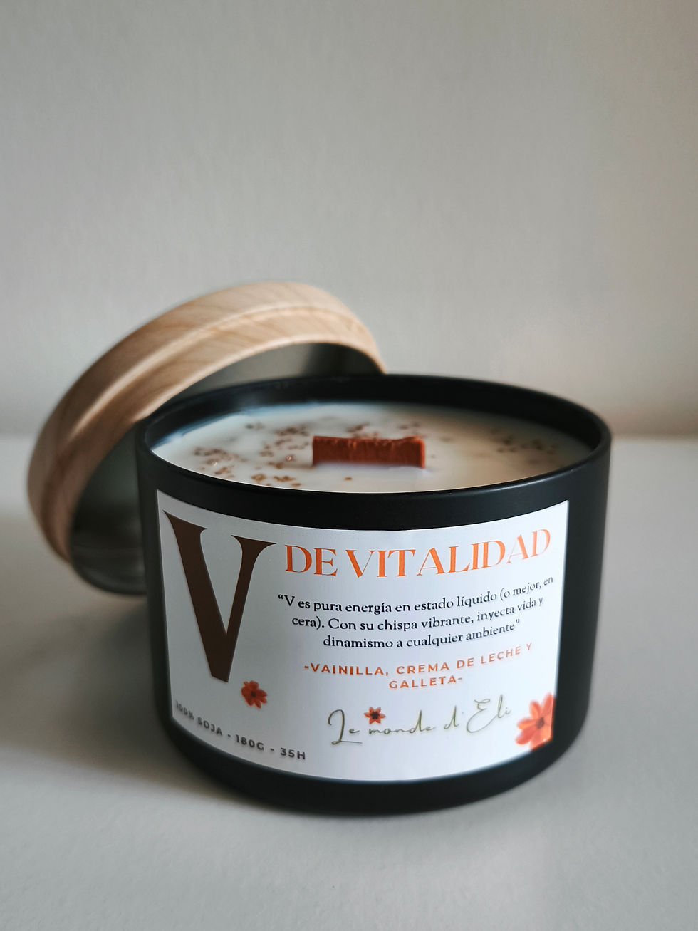 vista frontal de vela aromática v de vitalidad