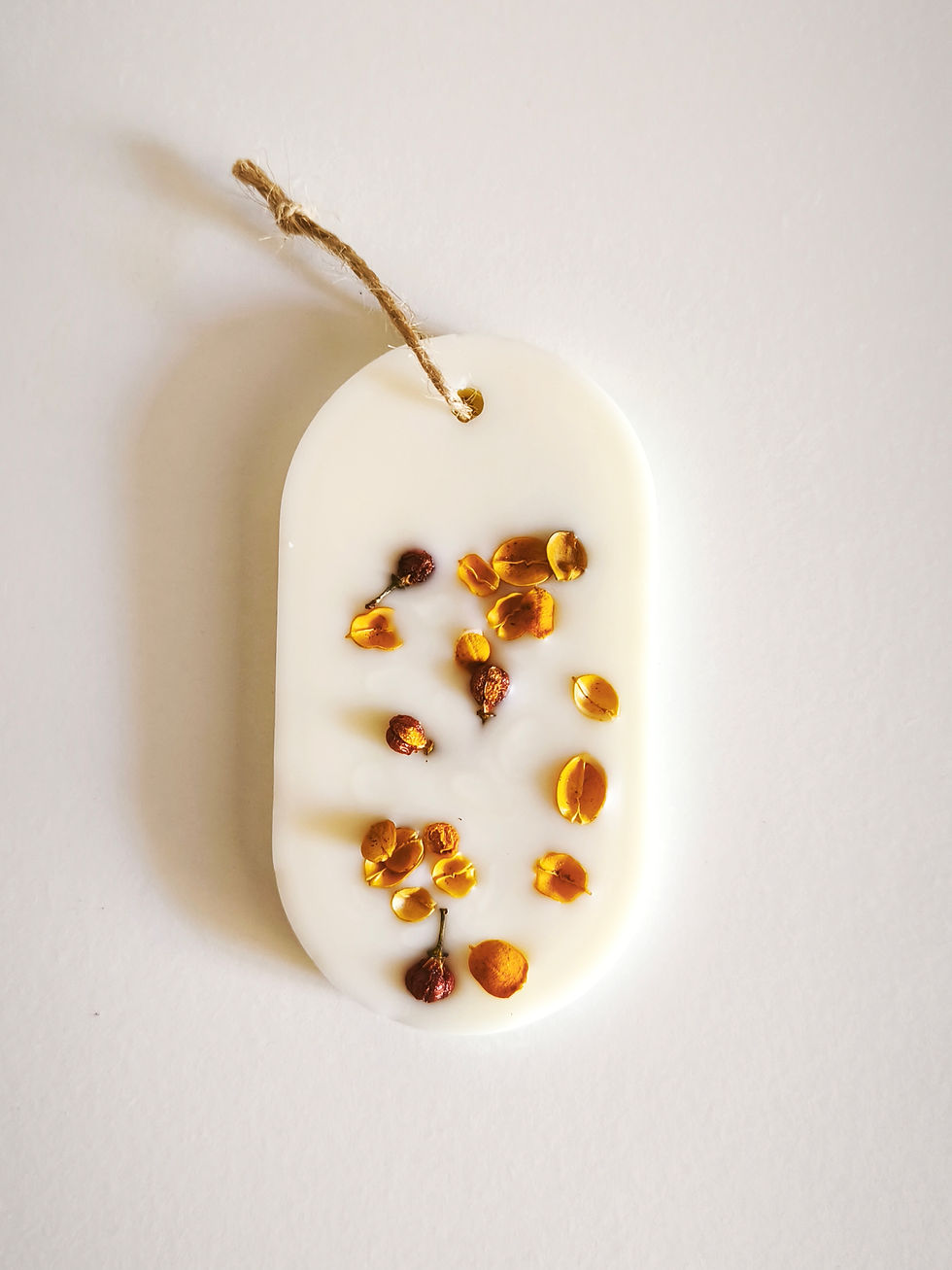 vista frontal de ambientador natural fruta de la pasión