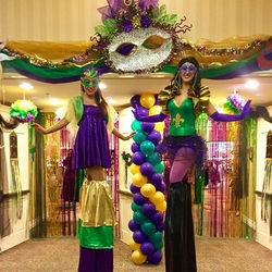 Having a blast at the 2017 OSCS Gala #letthegoodtimesroll #mardigras #stiltwalkers #orlandostiltwalk