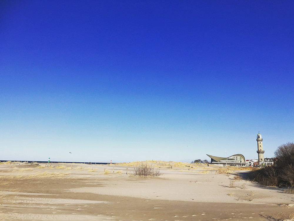 Strand von Warnemünde mit Leuchtturm und der "schwangeren Auster"