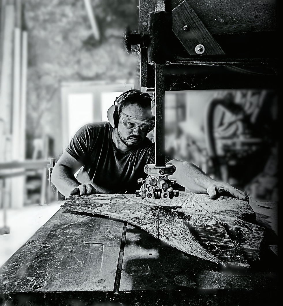 Artisan ébéniste au travail dans son atelier : Damien Styles façonnant une pièce de bois massif pour un projet sur mesure.