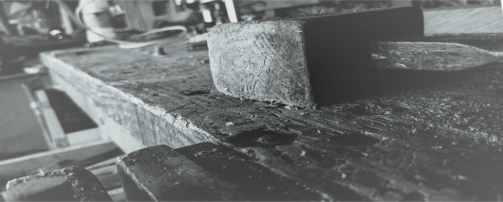 Détail de l'établi d'ébéniste dans l'atelier de Damien Styles, outils de précision pour le travail du bois.