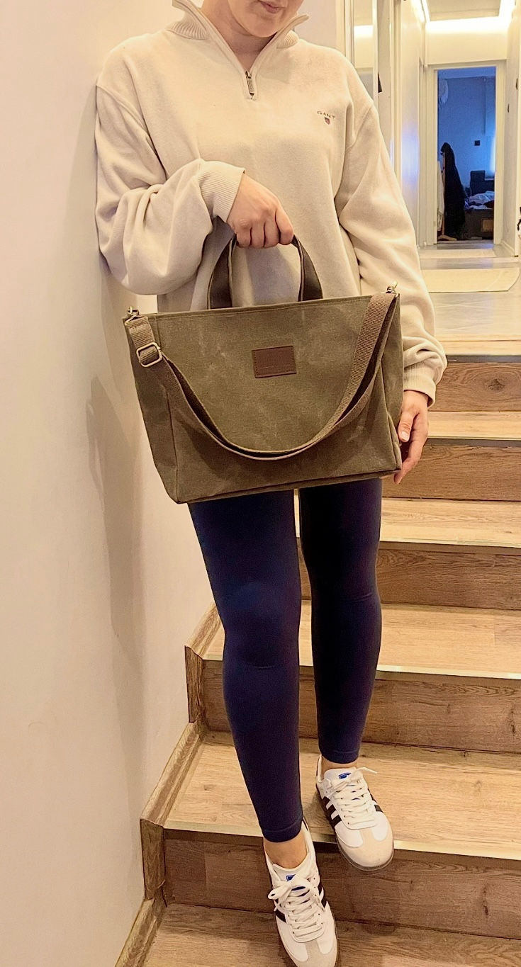 Miniatura: Pochette di medie dimensioni in tela cerata color visone con cerniera/tracolla