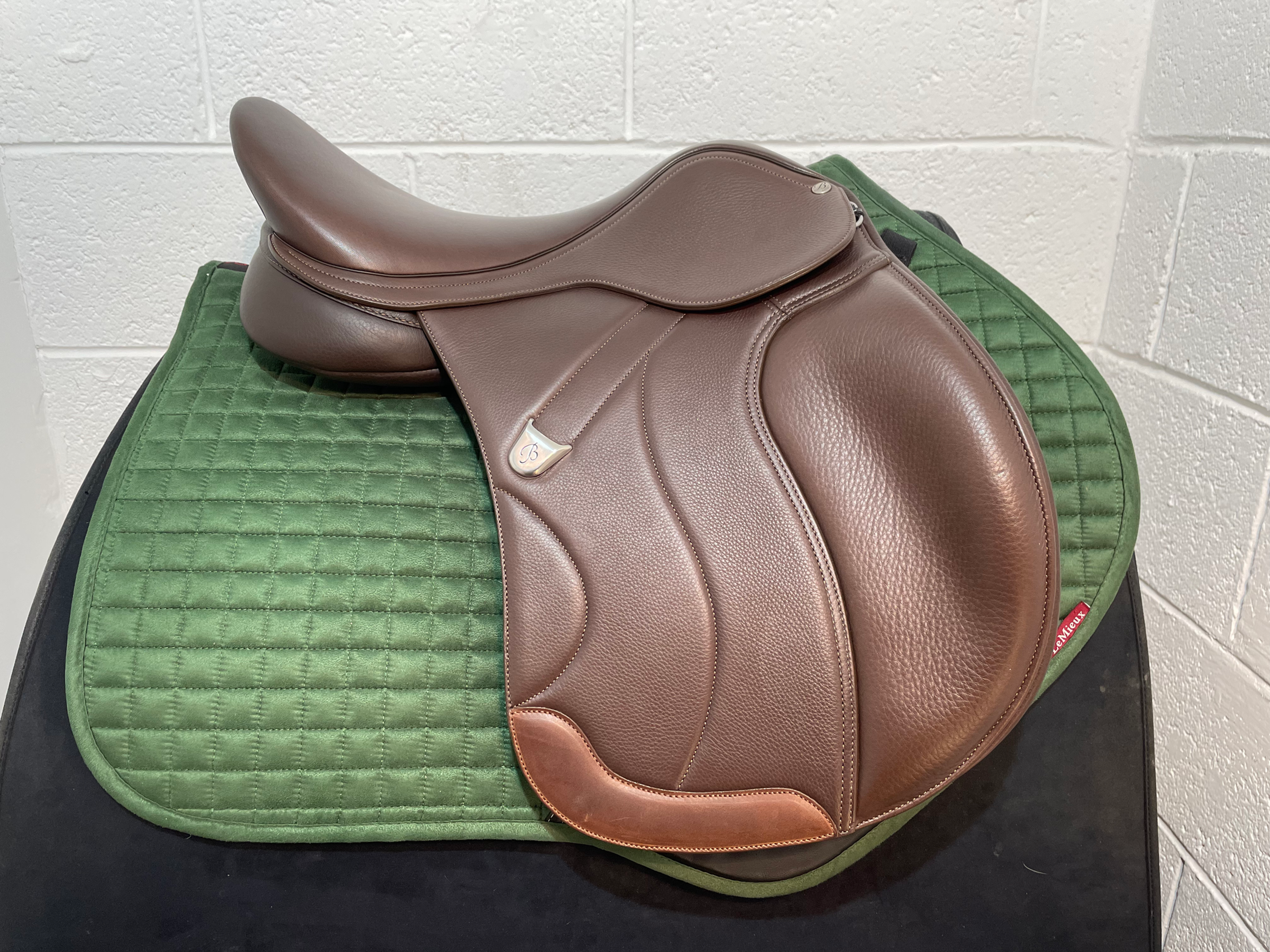 NEW BATES WIDE AP + 17" ADJUSTABLE CLASSIC BROWN SADDLE