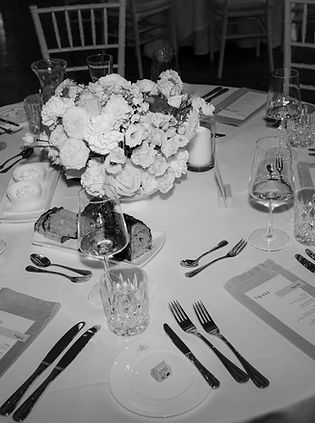 s/w Fotografie eines gedeckten Tisches für eine Hochzeit