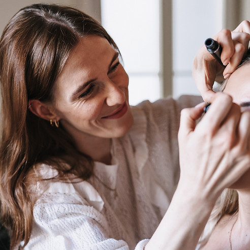 Getting Ready, Stylistin schminkt die Augen der Braut