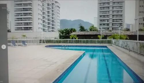 1 Piscina e detalhe da fachada do condomínio