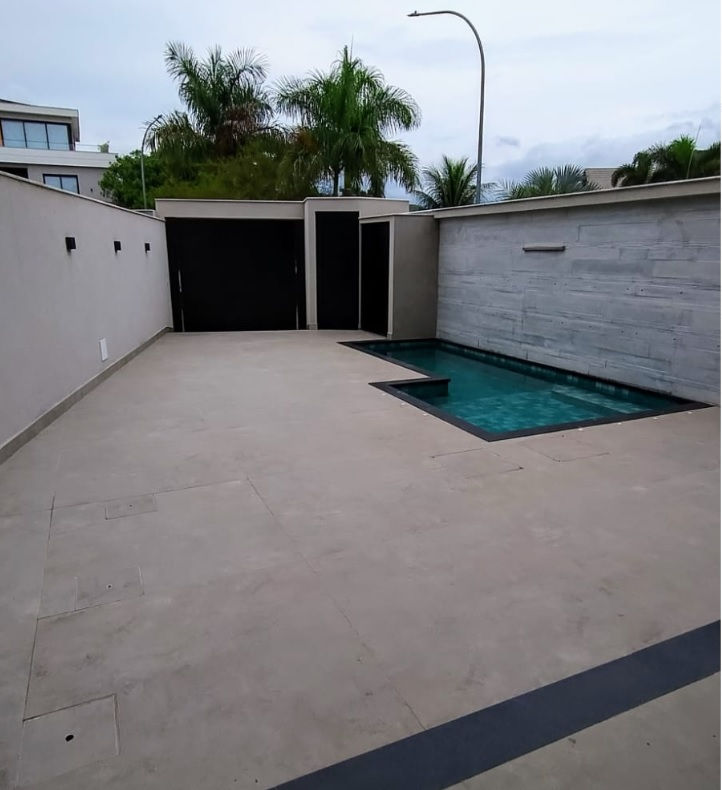 2 Portões de acesso e piscina
