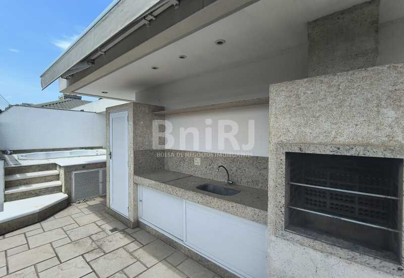 18 Churrasqueira com bancada e pia no terraço