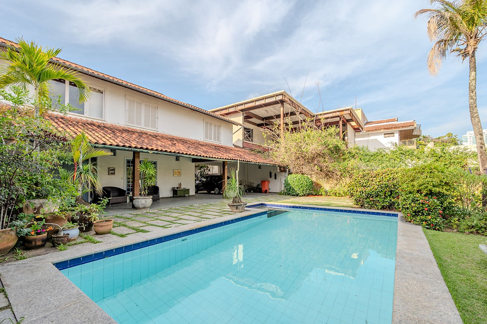 1 Fachada da casa e piscina
