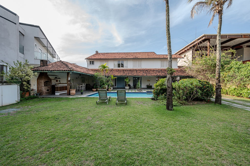 2 Fachada da casa e piscina