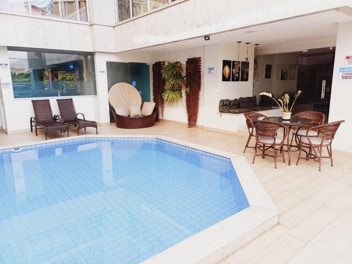 1 Piscina e detalhe da fachada da casa
