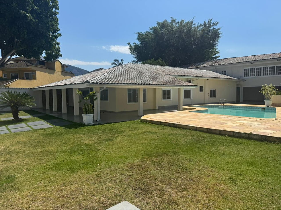 2 Fachada da casa e piscina