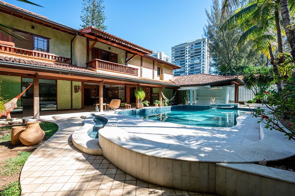 2 Piscina e fachada da casa