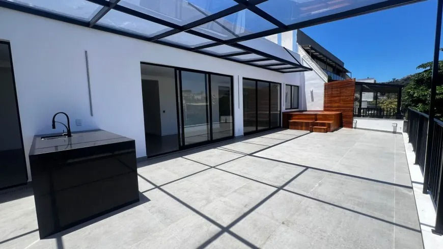 1 Terraço com piscina e bancada de pia
