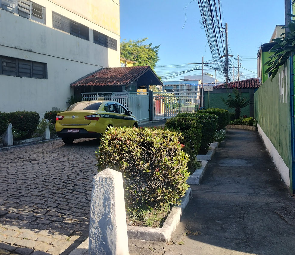 41 Guarita de acesso de veiculosa e pessoas vis ta de fora