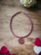colar de couro rosa trançado e pingente de corações