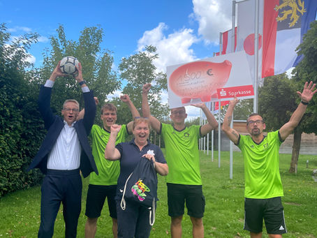 Spendenübergabe beim Peter-Brehm-Fussballturnier