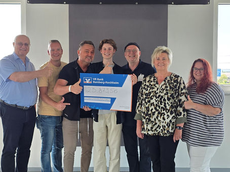 Spendenübergabenbild mit dem Team der Nisa Dance Academy