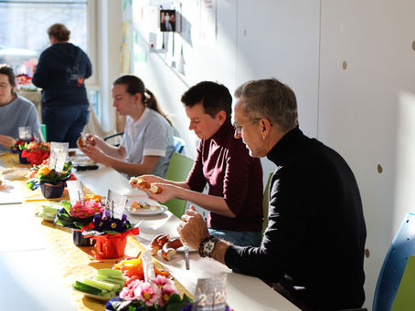 gemeinsames Essen beim Neujahrsbrunch