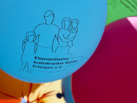 Luftballons mit dem Logo der Elterninitiative