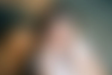 疲れ目で目を抑える女性