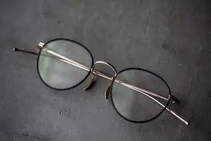 数量限定?職人泣かせの逸品フレーム Mr.Gentleman EYEWEAR 「Rentaro」レザー調モデル