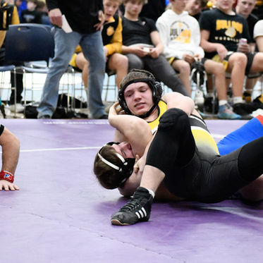 PEM Wrestlers Finish 4-1 in Eau Claire Holiday Tournament!