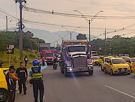Agentes de Tránsito continúan con su regulación del tráfico por manifestaciones de taxistas