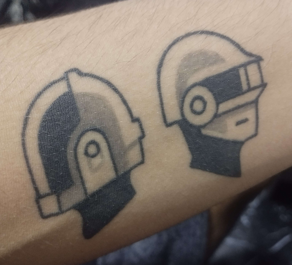 foto da tatuagem de daft punk do Victor Eduardo