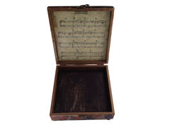 guitar box open