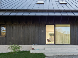 029_haus-am-waldrand_2026_mia2_foto_kurt.hoerbst_2604073315