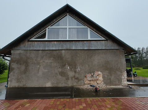 hard cement render on stone wall, thick cement coating on old masonry, incompatible cement render on stone building, enduit ciment dur sur mur en pierre, épaisse couche de ciment sur maçonnerie ancienne, enduit ciment incompatible bâtiment en pierre, harter Zementputz auf Natursteinwand, dicke Zementschicht auf altem Mauerwerk, ungeeigneter Zementputz auf Steingebäude, intonaco cementizio duro su muro in pietra, spesso strato di cemento su muratura antica, intonaco cementizio incompatibile edificio in pietra