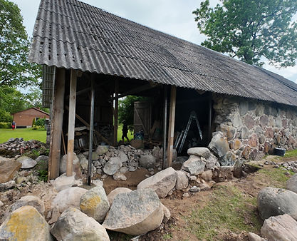 collapsed barn stone wall, structural collapse of old stone barn, damaged barn masonry before rebuilding, mur de grange en pierre effondré, effondrement structurel ancienne grange en pierre, maçonnerie de grange endommagée avant reconstruction, eingestürzte Natursteinwand einer Scheune, struktureller Einsturz einer alten Steinscheune, beschädigtes Scheunenmauerwerk vor Wiederaufbau, muro di fienile in pietra crollato, crollo strutturale vecchio fienile in pietra, muratura del fienile danneggiata prima della ricostruzione