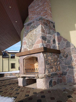 Dārza kamīns nojumē