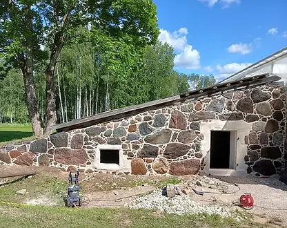 stone stable ramp repointing, old stone ramp with lime mortar, lime mortar repair of stone masonry, rejointoiement rampe ancienne écurie en pierre, rampe en pierre au mortier de chaux, réparation maçonnerie en pierre à la chaux, Neuverfugung Natursteinrampe am alten Stall, alte Steinrampe mit Kalkmörtel, Kalkmörtelreparatur Natursteinmauerwerk, ristilatura rampa vecchia stalla in pietra, rampa in pietra con malta di calce, riparazione muratura in pietra con malta di calce