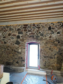 damp stone wall with cement joints, moisture trapped in cement-pointed masonry, incompatible cement mortar in old stone house, mur en pierre humide avec joints ciment, humidité dans maçonnerie rejointoyée au ciment, mortier ciment incompatible maison ancienne, feuchte Natursteinwand mit Zementfugen, Feuchtigkeit in zementverfugtem Mauerwerk, ungeeigneter Zementmörtel im alten Steinhaus, muro in pietra umido con fughe cementizie, umidità nella muratura con cemento, malta cementizia incompatibile casa antica