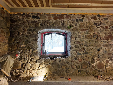 removing cement mortar from interior stone walls, cleaning interior stone masonry joints, preparing interior masonry for lime mortar, retrait mortier ciment murs intérieurs en pierre, nettoyage joints maçonnerie intérieure, préparation murs pour mortier de chaux, Zementmörtel aus Naturstein-Innenwänden entfernen, Innenmauerwerksfugen reinigen, Innenmauerwerk für Kalkmörtel vorbereiten, rimozione malta cementizia dalle pareti interne in pietra, pulizia fughe muratura interna, preparazione muratura interna per malta di calce