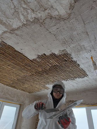 applying new lime plaster, traditional lime plaster application, lime plaster on timber lath and reed base, application nouvel enduit à la chaux, pose traditionnelle enduit à la chaux, enduit à la chaux sur lattis bois et roseaux, neuen Kalkputz auftragen, traditionelle Kalkputzverarbeitung, Kalkputz auf Holzlattung und Schilfrohr, applicazione nuovo intonaco di calce, applicazione tradizionale intonaco a calce, intonaco di calce su listelli in legno e canne