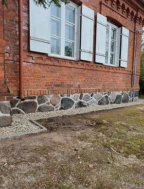 renovated cemetery chapel stone foundation, repaired historic stone foundation, lime mortar repointed foundation masonry, completed stone foundation conservation, fondation en pierre de chapelle rénovée, fondation historique réparée, maçonnerie de fondation rejointoyée à la chaux, conservation fondation en pierre terminée, saniertes Natursteinfundament Kapelle, repariertes historisches Steinfundament, Fundamentmauerwerk mit Kalkmörtel neu verfugt, restauriertes Natursteinfundament, fondazione in pietra della cappella rinnovata, fondazione storica riparata, muratura di fondazione ristilata con malta di calce, conservazione fondazione in pietra completata