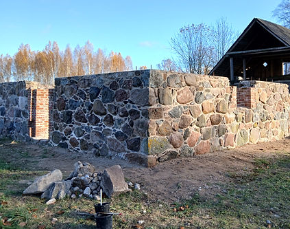 restored granite stone wall, repaired and repointed granite masonry, traditional granite wall restoration, mur en granit restauré, maçonnerie en granit réparée et rejointoyée, restauration traditionnelle mur en granit, restaurierte Granitmauer, repariertes und neu verfugtes Granitmauerwerk, traditionelle Granitmauer-Restaurierung, muro in granito restaurato, muratura in granito riparata e ristilata, restauro tradizionale muro in granito
