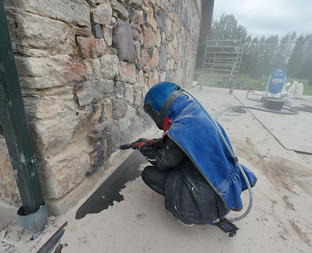 sandblasting exposed stone wall, cleaning stone masonry after cement removal, sandblasting old natural stone, sablage mur en pierre mis à nu, nettoyage maçonnerie après retrait du ciment, sablage pierre naturelle ancienne, Sandstrahlen freigelegte Natursteinwand, Naturstein nach Zemententfernung reinigen, altes Natursteinmauerwerk sandstrahlen, sabbiatura muro in pietra esposto, pulizia muratura dopo rimozione cemento, sabbiatura vecchia pietra naturale