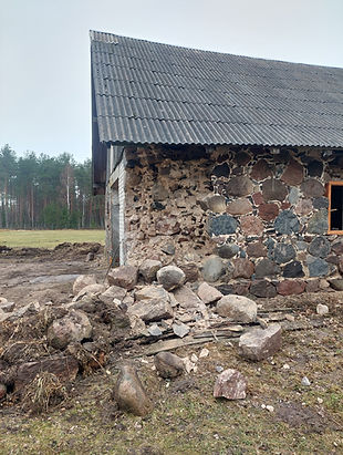 dismantling unstable stone building corner, removing loose stone masonry, dismantling masonry to sound structure, preparing damaged corner for reconstruction, démontage angle en pierre instable, dépose maçonnerie descellée, démontage jusqu'à maçonnerie stable, Rückbau instabile Natursteinecke, loses Natursteinmauerwerk entfernen, Rückbau bis stabiles Mauerwerk, smontaggio angolo in pietra instabile, rimozione muratura sconnessa, smontaggio fino alla muratura stabile