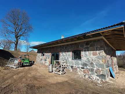 stone house repointed with cement mortar, cement mortar joints in old stone wall, exterior stone masonry before lime repointing, maison en pierre rejointoyée au mortier ciment, joints ciment dans mur ancien en pierre, maçonnerie extérieure avant rejointoiement à la chaux, Natursteinhaus mit Zementmörtel verfugt, Zementfugen in alter Natursteinmauer, Außenmauerwerk vor Kalkmörtel-Neuverfugung, casa in pietra ristilata con malta cementizia, fughe cementizie nel vecchio muro in pietra, muratura esterna prima della ristilatura a calce
