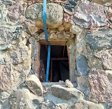 damaged stone window opening, missing lintel in stone wall, old stone window opening before repair, ouverture de fenêtre en pierre endommagée, linteau manquant dans mur en pierre, ancienne ouverture avant réparation, beschädigte Fensteröffnung im Natursteinmauerwerk, fehlender Sturz in Steinwand, alte Naturstein-Fensteröffnung vor Reparatur, apertura finestra in pietra danneggiata, architrave mancante nel muro in pietra, vecchia apertura prima della riparazione