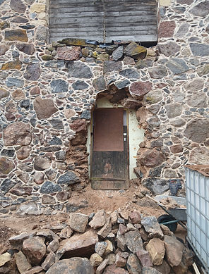 revealing original stone doorway, removing later masonry from entrance, reopening historic stone entrance, restoring original doorway proportions, dégagement porte originale en pierre, retrait maçonnerie ajoutée entrée, réouverture ancienne entrée en pierre, rétablissement proportions porte d'origine, ursprüngliche Natursteintüröffnung freilegen, späteres Mauerwerk am Eingang entfernen, ursprünglichen Steineingang wieder öffnen, originale Türproportionen wiederherstellen, scopertura porta originale in pietra, rimozione muratura aggiunta ingresso, riapertura antico ingresso in pietra, ripristino proporzioni porta originale