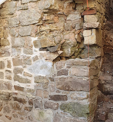 rebuilding dolomite stone corner, integrating new masonry with existing stone wall, structural stone corner reconstruction, reconstruction angle en pierre dolomitique, intégration nouvelle maçonnerie au mur existant, reconstruction structurelle angle en pierre, Wiederaufbau Dolomitsteinecke, neues Mauerwerk mit bestehender Steinwand verbinden, struktureller Wiederaufbau Natursteinecke, ricostruzione angolo in pietra dolomitica, integrazione nuova muratura con muro esistente, ricostruzione strutturale angolo in pietra