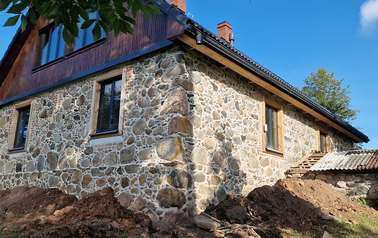 completely repointed stone house, stone house walls repointed with lime mortar, completed traditional stone masonry repointing, maison en pierre entièrement rejointoyée, murs en pierre rejointoyés au mortier de chaux, rejointoiement traditionnel maçonnerie en pierre terminé, vollständig neu verfugtes Steinhaus, Steinwände mit Kalkmörtel neu verfugt, abgeschlossene traditionelle Naturstein-Neuverfugung, casa in pietra completamente ristilata, muri in pietra ristilati con malta di calce, ristilatura tradizionale muratura in pietra completata