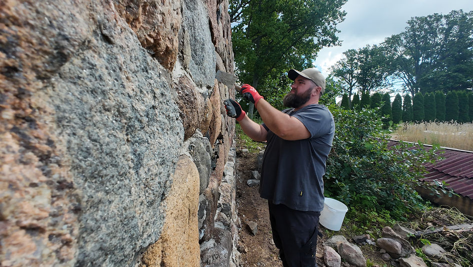 repointing old stone masonry, cleaning stone joints before repointing, lime mortar joint repair, rejointoiement ancienne maçonnerie en pierre, nettoyage joints avant rejointoiement, réparation joints au mortier de chaux, Neuverfugung altes Natursteinmauerwerk, Steinfugen vor Neuverfugung reinigen, Fugenreparatur mit Kalkmörtel, ristilatura vecchia muratura in pietra, pulizia fughe prima della ristilatura, riparazione fughe con malta di calce