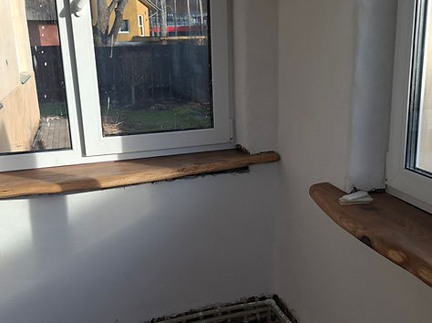 reclaimed oak window boards, solid oak window sill old house, installing oak window boards, appuis de fenêtre en chêne de récupération, appui de fenêtre en chêne massif maison ancienne, installation appuis en chêne, Fensterbänke aus Altholz-Eiche, massive Eichenfensterbank im Altbau, Einbau Eichenfensterbänke, davanzali in rovere di recupero, davanzale in rovere massello casa antica, installazione davanzali in rovere